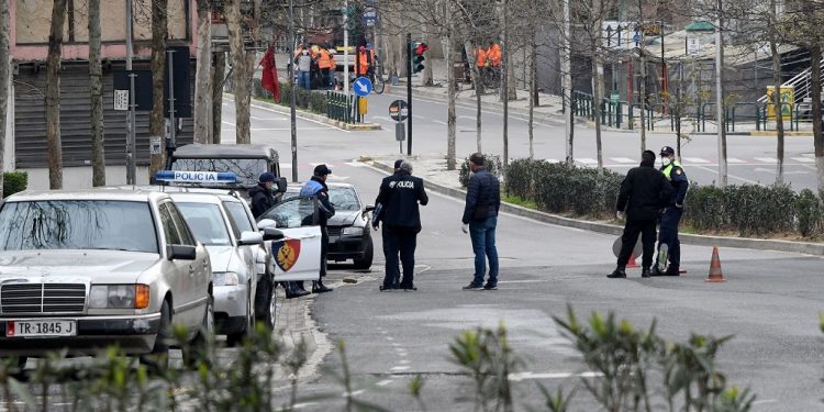 SHKELËN KARANTINIMIN/ Kapet shoferi i dehur në Tiranë, 40 të tjerëve u hiqet patenta. Gjobiten edhe 116 këmbësorë