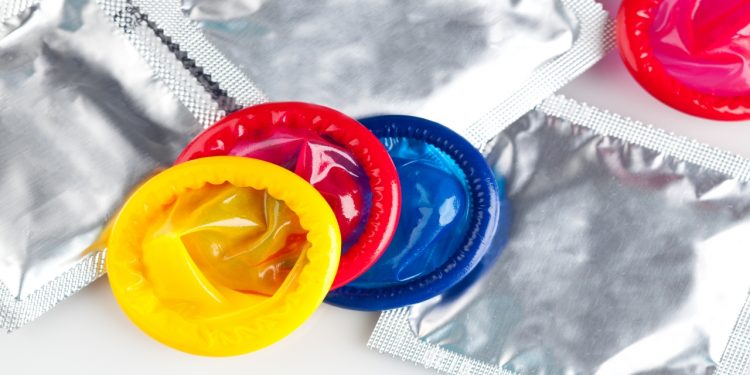 KORONAVIRUSI/ Alarmi i OKB: Ka mungesë globale prezervativësh