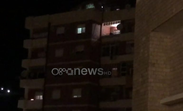 NË KOHË KORONAVIRUSI/ Pashkët në Lezhë, qytetarët ndezin qirinj në ballkone (VIDEO)