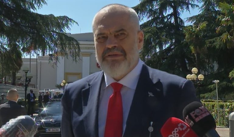 “VALLEN E KANË DAJOT”! Rama lejon nënat me fëmijë të dalin ditën e diel, shpërthen humori në rrjet: Mund të dalë babai me fëmijën 10 vjeç?!