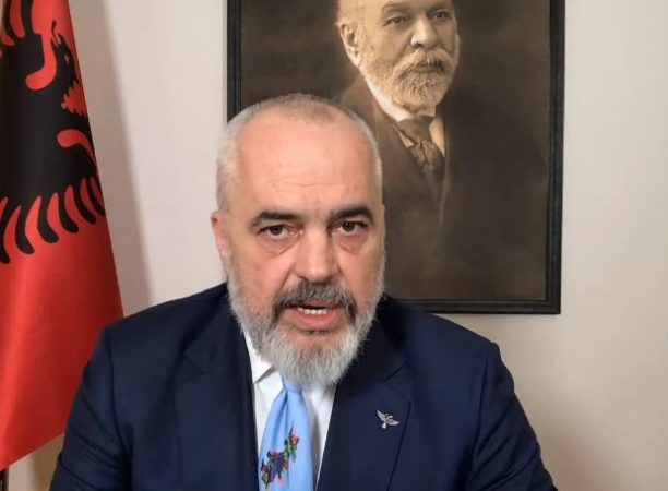 “BASHKËSHORTËT LEJOHEN NJË MAKINË”/ Rama: Qëndroni njëri në timon, tjetri në sediljen e pasme diagonal