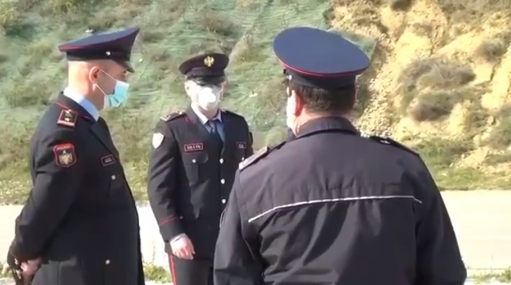 LEHTËSIMI I MASAVE/ Ngrihen postblloqe në zonat e gjelbërta, Rama publikon pamjet me rrugët plot policë (VIDEO)