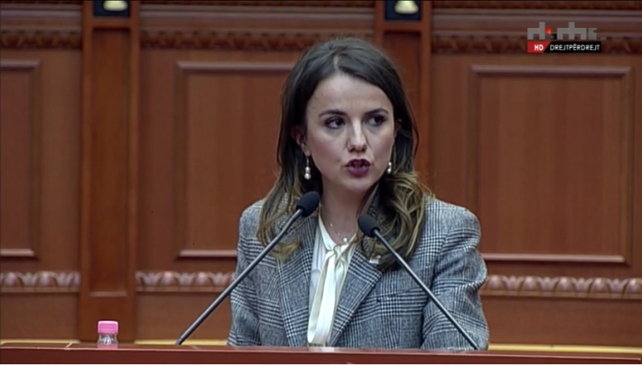 “PUNA JUAJ ËSHTË PËR T’U DUARTROKITUR”/ Rudina Hajdari vlerëson publikisht ministren Manastirliu