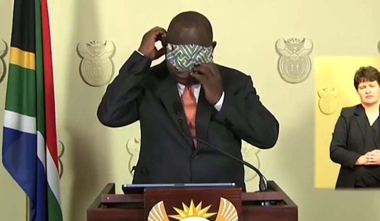 “MASK ON CHALLENGE”/ Presidenti i Afrikës së Jugut bëhet viral në rrjetet sociale, nuk e vendos maskën në gojë, por në sy (VIDEO)