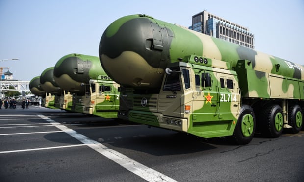KORONAVIRUSI/ The Guardian: Bota sytë nga COVID-19, Kina teston armë atomike