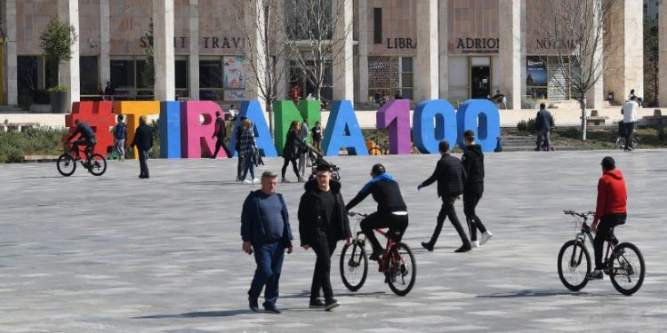 KORONAVIRUSI/ Më të prekurit nga COVID-19 janë 55-64 vjeçarët, ja sa është mosha mesatare në Shqipëri