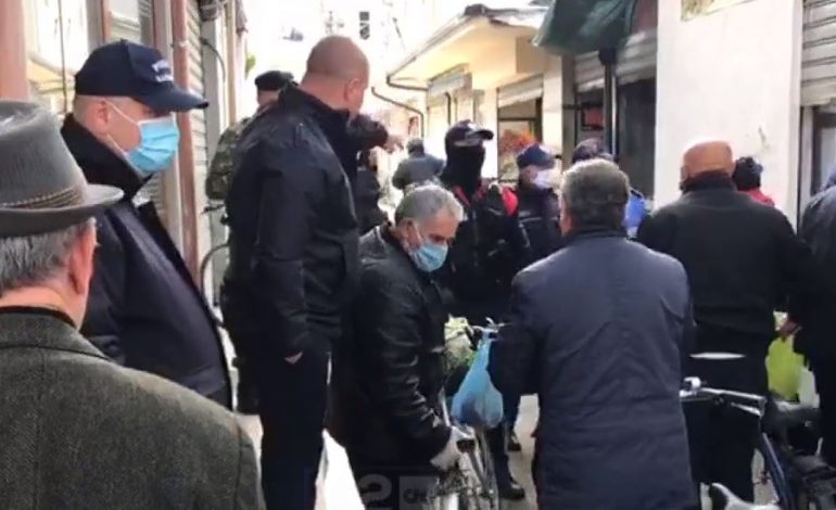 “NA LINI, MOS I Q**I NËNËN”/ Shkodranët NUK BINDEN. Përplasen me policinë për grumbullimin në TREGJE (VIDEO)