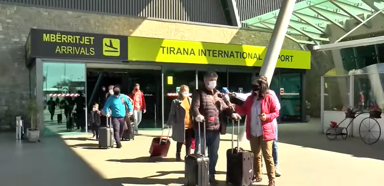 COVID-19/ Riatëdhesimet nga Roma dhe Stambolli, qytetarja: Faleminderit që na sollën në atdhe
