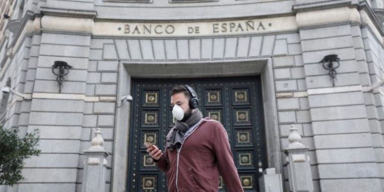 SPANJA LEHTËSON MASAT/ Në Madrid rikthehen 300 mijë punonjës në punë