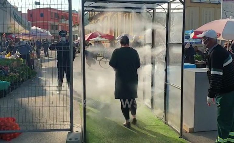 MASAT KUNDËR KORONAVIRUSIT/ Dezinfektim para se të futesh në tregun e Vlorës (VIDEO)