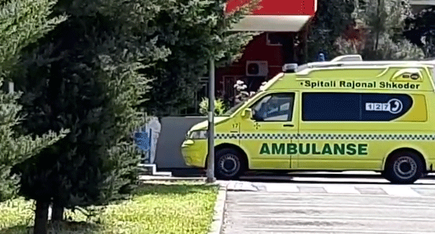 MBËRRIN NË INFEKTIV RASTI I PARË PËR SOT ME COVID-19/ Shihni pamjet kur i moshuari nga Shkodra futet në spital (VIDEO)