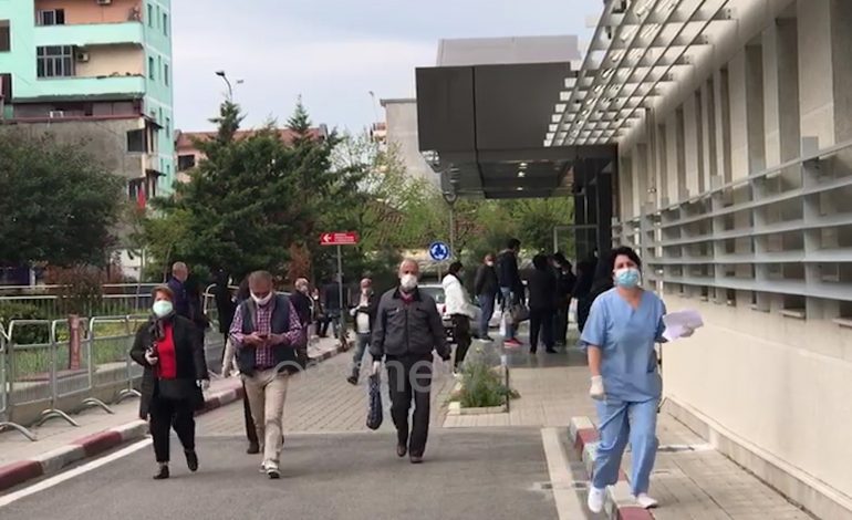 KORONAVIRUSI/ Radhë pacientësh tek Spitali Onkologjik, nuk zbatohet distancimi social