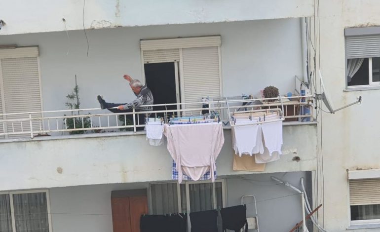 KORONAVIRUSI NË TIRANË/ Stërvitje në karantinë, kur “kthen” ballkonin në palestër (FOTO)