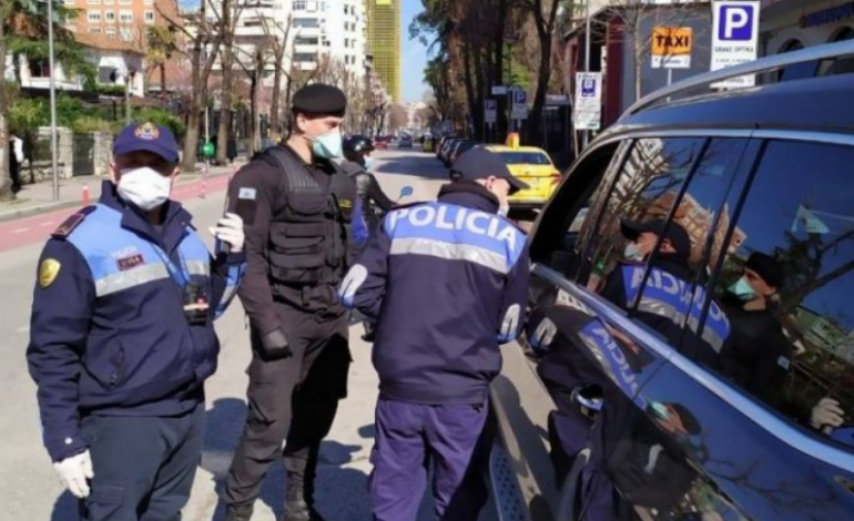 NË KOHË KORONAVIRUSI/ Thyejnë karantinën dhe zihen me njëri-tjetrin, pranga 27 vjeçarit gjobë dy vëllezërve