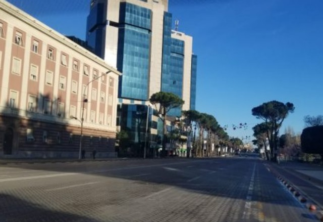 SOT PAS 17:30 NIS “SHTETRRETHIMI”/ Fundjava pa lëvizje, mbyllen tregjet, marketet e farmacitë
