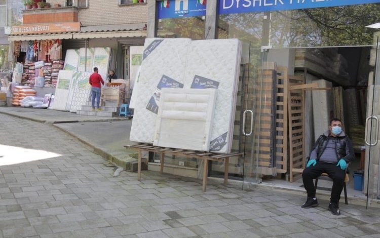 PAS DY DITËSH IZOLIMI TOTAL/ Me maska e doreza, qytetarët në Tiranë dalin për pazare (FOTO)