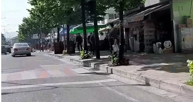 NGA SOT 2 ORË PËR TË BËRË PAZAR/ Pamjet nga Tirana si një ditë e zakonshme. Në rrugë, të moshuar dhe ecje në grup (VIDEO)