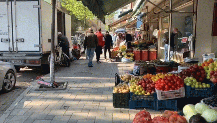 ORARI I RI, AVAZI I VJETËR/ Qytetarët dynden sërish në tregje