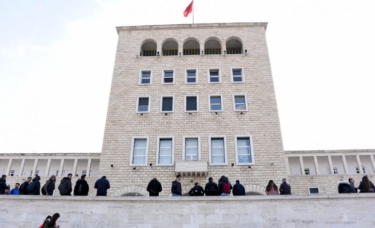 KORONAVIRUSI/ Përfundimi i vitit akademik shtyhet me dy javë, ja si do të zhvillohet mësimi në Universitet dhe online