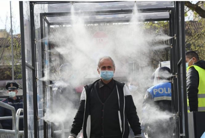 TREGU I KOMBINATIT ME RREGULLA TË REJA/ Qytetarët të detyruar nga sinjalistika, ruajnë distancën dhe dezinfektohen në hyrje dhe dalje (FOTO)