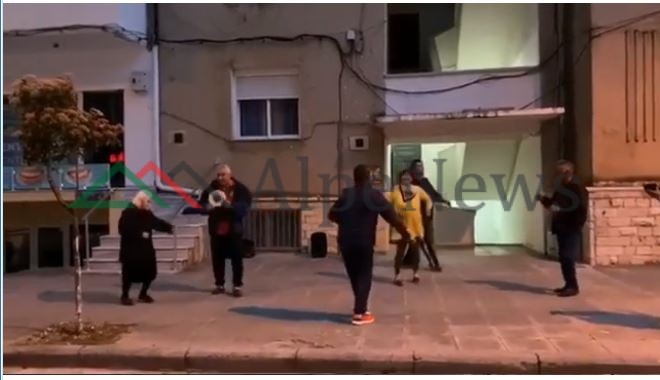 NDODH NË SARANDË/ Banorët kërcejnë tek sheshi i lagjes. Mes tyre edhe gjyshja… (VIDEOLAJM)