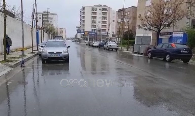 NË KOHË KORONAVIRUSI/ Shiu redukton daljet e qytetarëve në Lushnje dhe Vlorë