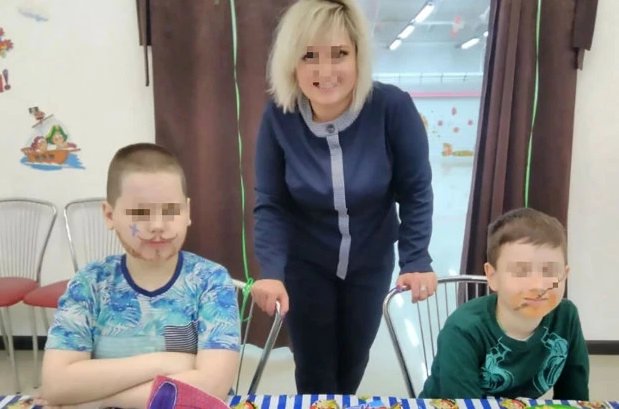 E RËNDË NË RUSI! Një 13-vjeçar ka qëlluar me thikë 15 herë mbi vëllain e vogël pasi humbi lojën në celuluar (FOTO)