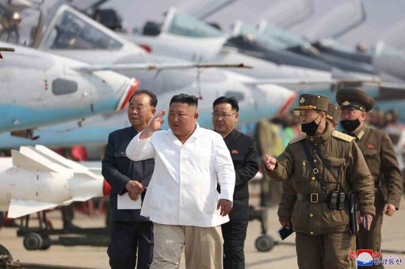 I VESHUR ME NJË BLUZË TË BARDHË/ Publikohen pamjet e fundit të Kim Jong-Un, para se të zhdukej (FOTO)