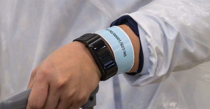 MASAT KUNDËR KORONAVIRUSIT/ Koreja e Jugut, byzylykë elektronikë për shkelësit e izolimit nga COVID-19