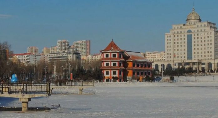 KORONAVIRUSI/ Kina mbyll sërish një tjetër qytet, pas rasteve të importuara me pasagjerë nga Rusia