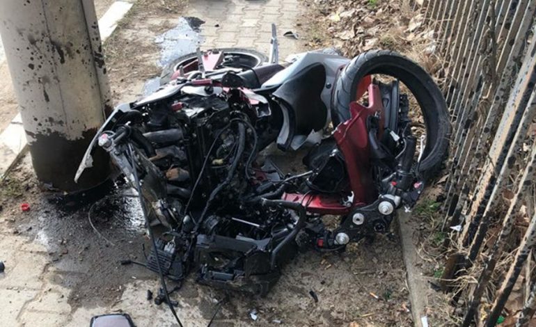 MOTORI PËRPLASET ME SHTYLLËN ELEKTRIKE NË BULQIZË/ Drejtuesi “fluturon në ajër”, sillet me helikopter në Tiranë