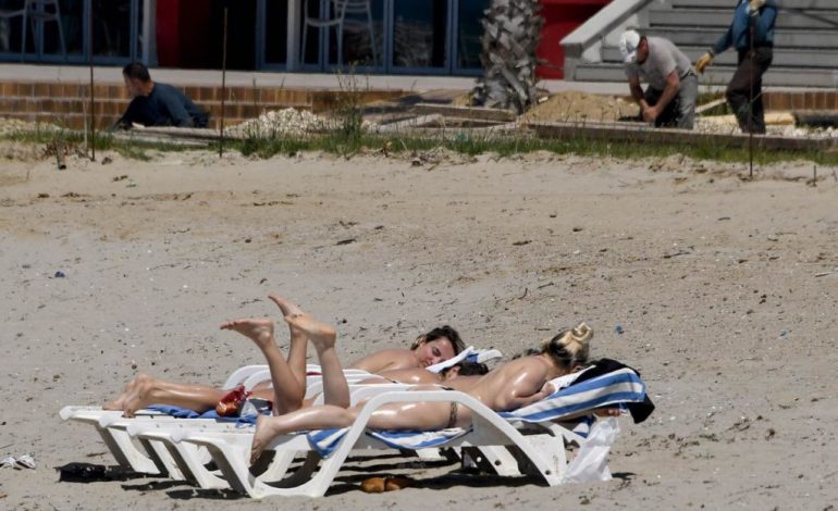 PLAZHI I GOLEMIT “HARRON” PANDEMINË/ Qindra qytetarë zhyten në det për t’u relaksuar (FOTOT)