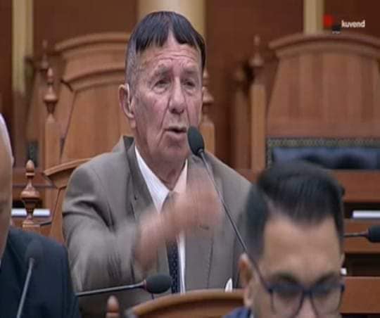 “I FUNDIT I MOJKANËVE”/ Deputeti shqiptar çudit parlamentin me modelin e ri të flokëve tip “kapeloni” (FOTO)