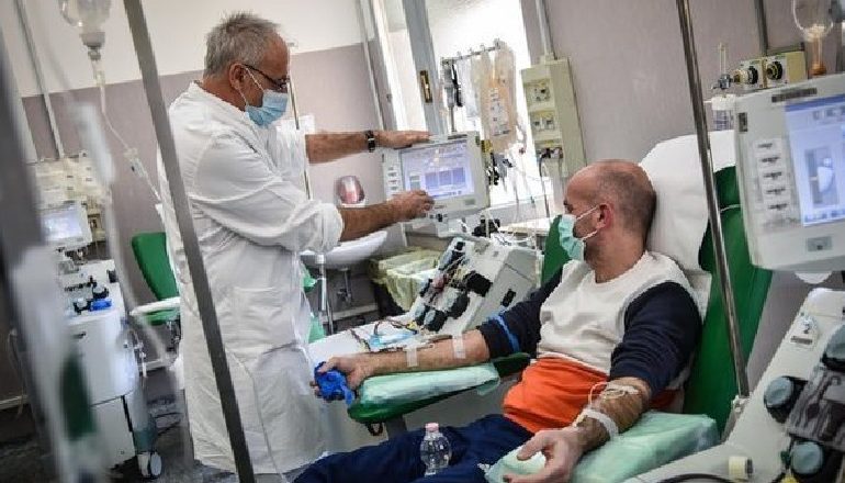 KORONAVIRUSI/ Terapia plazmatike funksionon me mjaftë sukses në spitalin e Mantua në Itali
