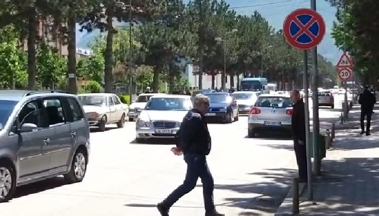 KUKËSI ZONË E KUQE/ Por makinat dhe qytetarët mbushin rrugët, qyteti si në një ditë të zakonshme