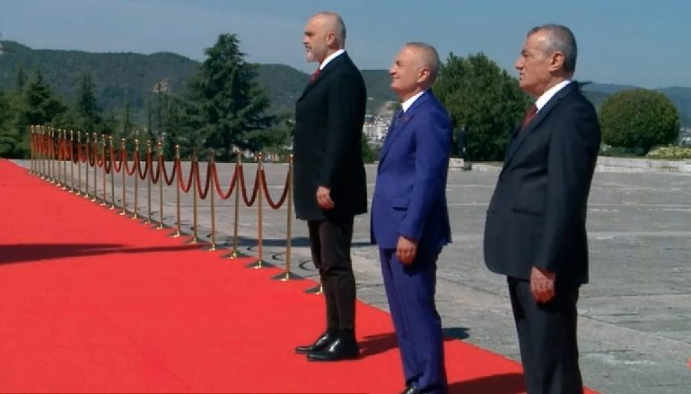 DUKE RUAJTUR DISTANCIMIN SOCIAL/ Meta, Ruçi dhe Rama kurora me lule te monumenti “Nënë Shqipëri” (VIDEO)