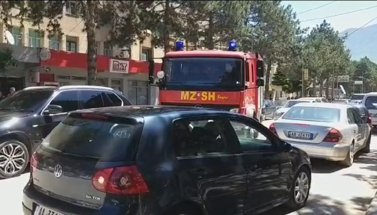 KUKËSI SI TË ISHTE ZONË E GJELBËR/ Shtohen shumë lëvizjet e qytetarëve, zjarrfikësja ngec në trafik