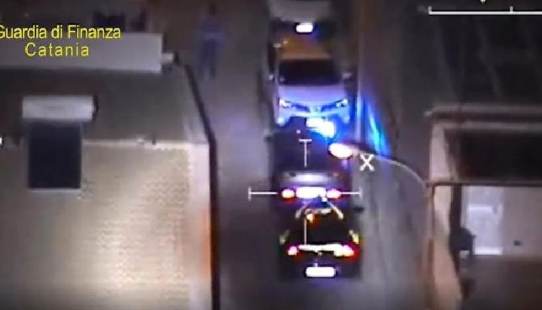 OPERACIONI “KËPUCËT” NË ITALI/ Arrestohen dy shqiptarë me akuzën e trafikimit të lëndëve narkotike dhe posedim armësh