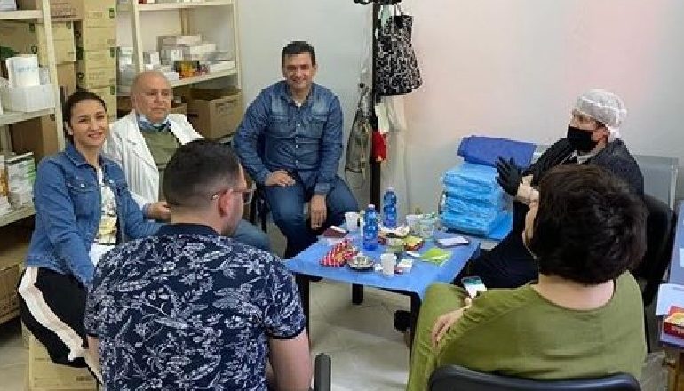 “MIRËNJOHJE NDAJ HERONJVE”/ Ish-pacientët e Infektivit “ëmbëlsojnë” mjekët që i shëruan, Kalo: Disa momente “Rishoqërizmi”