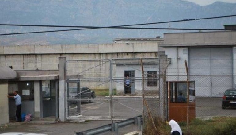 “KA TË INFEKTUAR ME COVID-19 TË SHTRIRË NË MES TË KORRIDORIT”/ Përhapi panik në media, izolohet i dënuari në burgun e Drenovës