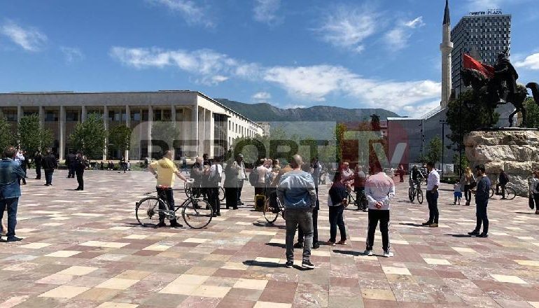 PROTESTA KUNDËR MASAVE KUFIZUESE/ Në hetim Sazan Guri dhe 6 protestues. Policia: Asnjëri s’kishte leje për të dalë