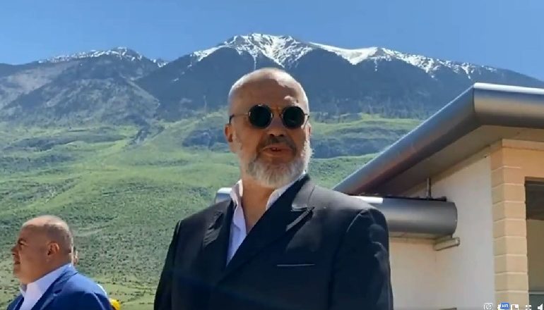 VITIN TJETËR ZBRET AVIONI I PARË NË AEROPORTIN E KUKËSIT/ Batuta e Ramës: Vdes t’i ul këtu ata londinezët, vetëm të më lënë nënën rehat