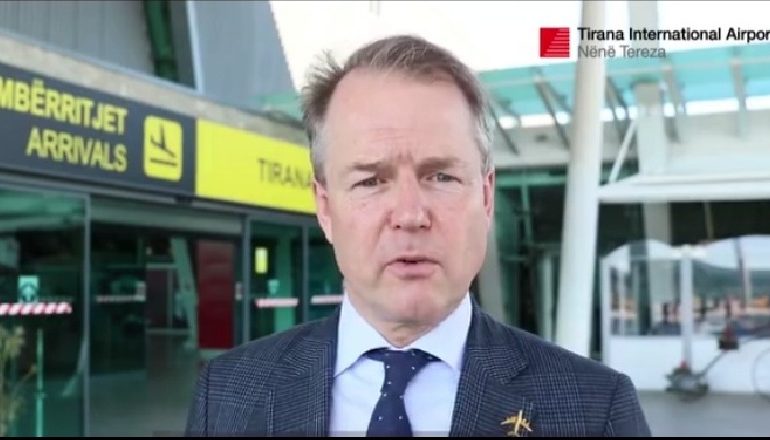 SULMOHET DREJTORI I AEROPORTIT TË RINASIT/ Qëllohet makina me gurë. Kamerat kapin autorin me kapuç