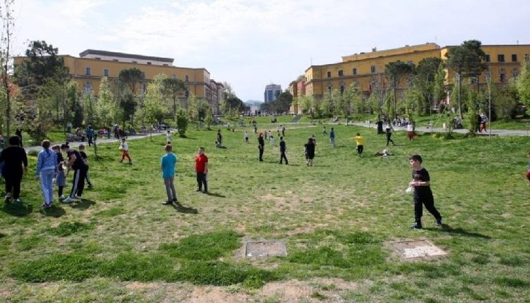 COVID-19/ Pensionistët dhe prindërit me fëmijë shijojë fundjavën në liri. Ndalohen makinat, rregullat për bizneset