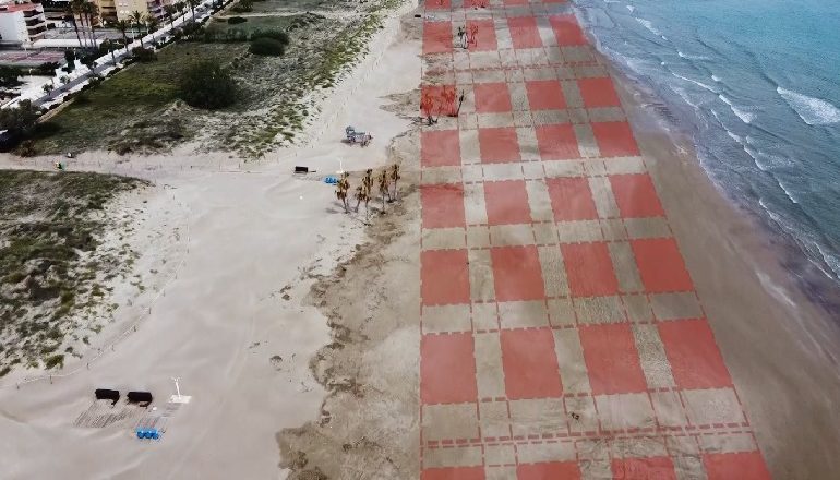 BOTA I FRIKSOHET NJË VALE TË DYTË INFEKSIONI/ SHBA-ja më e prekura nga COVID-19. Plazhet në Spanjë me rezervim