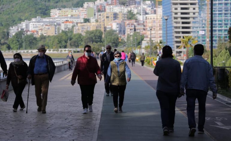 KORONAVIRUSI/ Në Tiranë të moshuarit nuk respektojnë orarin, qytetarët neglizhojnë masat e sigurisë