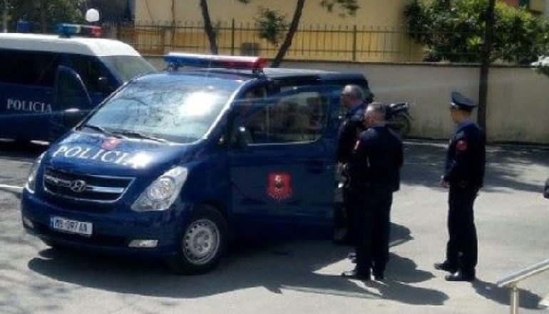 U KAPËN DUKE TRANSPORTUAR LËNDË DRUSORE PA LEJE/ Dy korçarët në telashe me drejtësinë pasi kundërshtuan dhe policinë