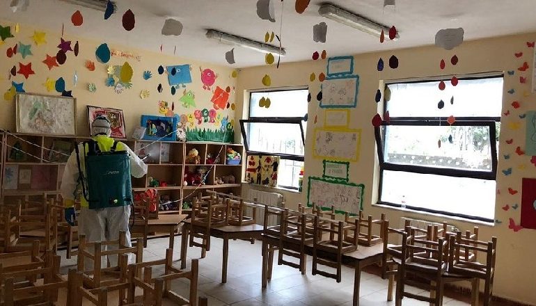 RINISJA E SHKOLLËS PËR MATURANTËT/ Dezinfektohen ambientet dhe vendosen piketimet për distancimin fizik