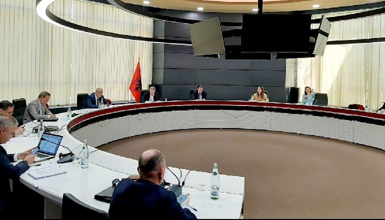 REFORMA ZGJEDHORE/ Debate Gjiknuri-Vasili, ndërpritet mbledhja e Këshillit Politik