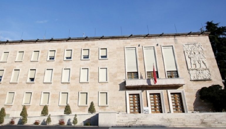 SANKSIONET/ Qeveria gjoba bizneseve s’aplikojnë për pagën e punëtorëve dhe TV-ve që s’respektojnë distancën në studio